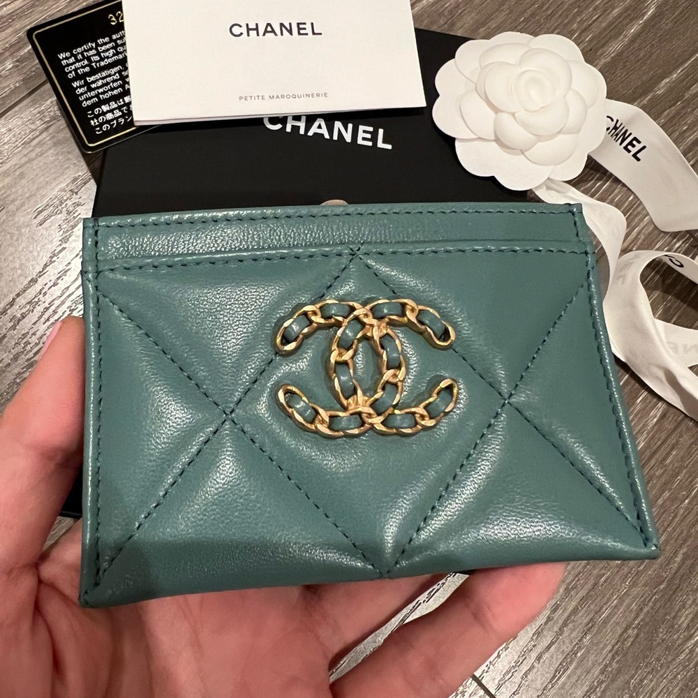 CHANEL Teal Quilted Leather Card Holder with Gold CC Logo - Picture 4 of 7